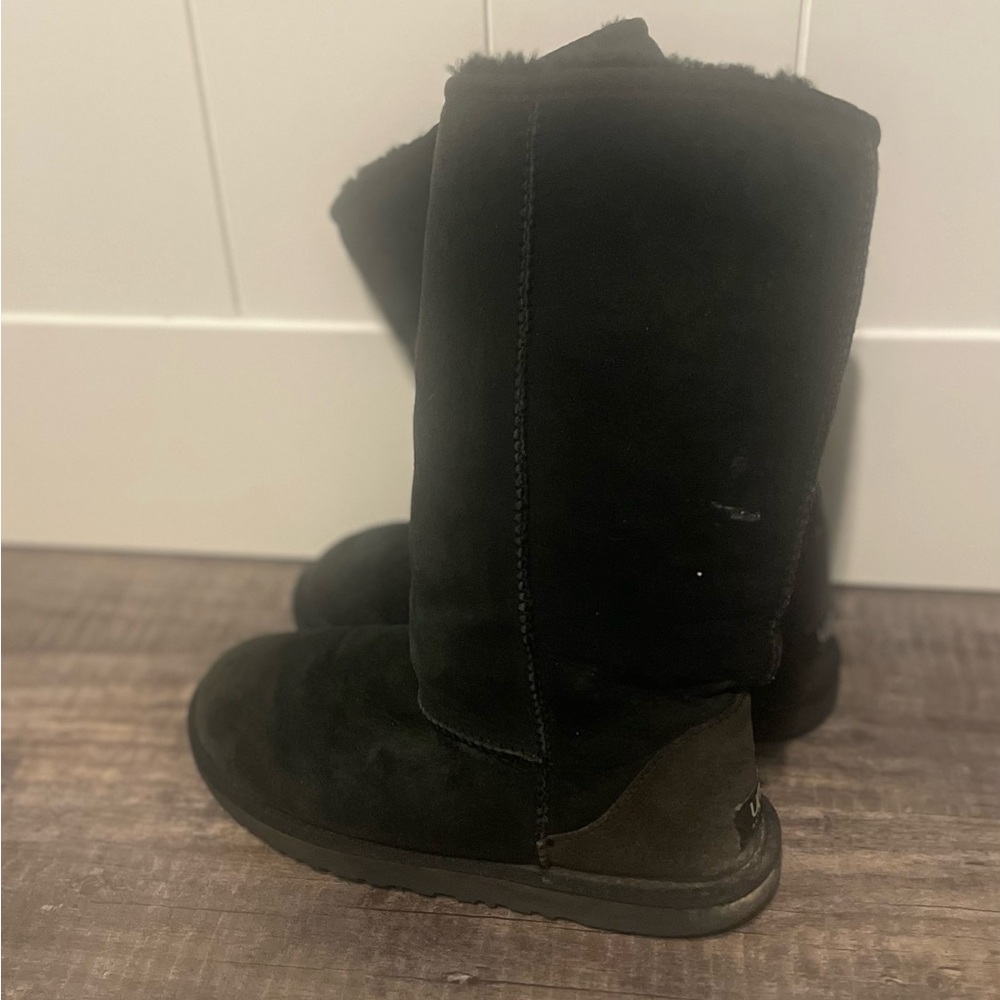 UGG classic sheepskin winter boots black women’s shoe sz 6